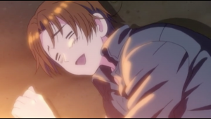 Italie dort devant le feu.